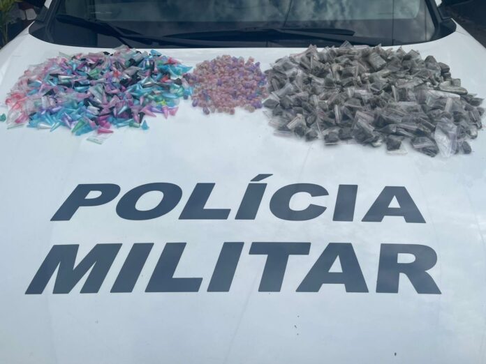 A ação ocorreu após uma denúncia informando que um suspeito estaria entrando em uma área de mata para buscar drogas no local. A ação ocorreu após uma denúncia informando que um suspeito estaria entrando em uma área de mata para buscar drogas no local.