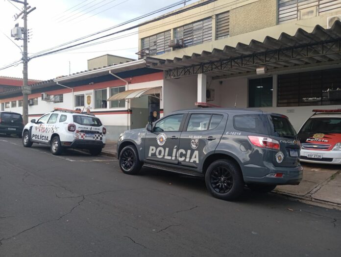 Torcedor da Inter de Limeira é preso depois de mostrar o órgão genital para torcida da Ponte Preta Torcedor da Inter de Limeira é preso depois de mostrar o órgão genital para torcida da Ponte Preta