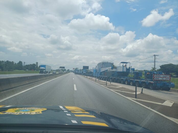 Transporte de carga especial interdita Dutra e causa lentidão em Taubaté Transporte de carga especial interdita Dutra e causa lentidão em Taubaté