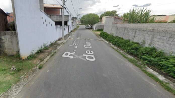 Ciclista morre após bater em muro de residência, em Pindamonhangaba