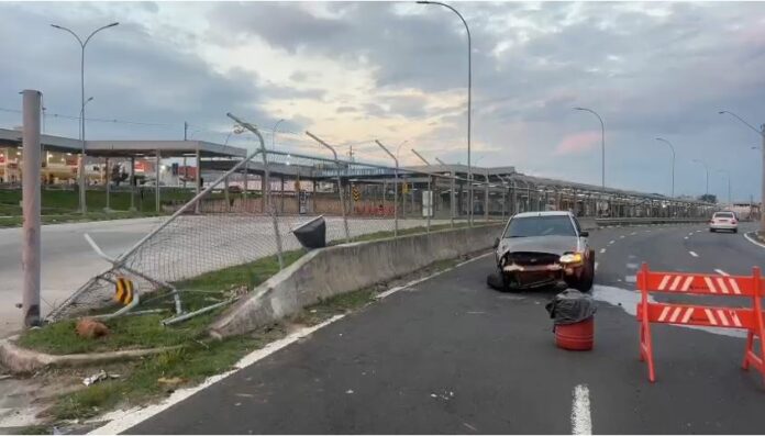 Carro bate no terminal Satélite Íris e deixa uma pessoa ferida Carro bate no terminal Satélite Íris e deixa uma pessoa ferida