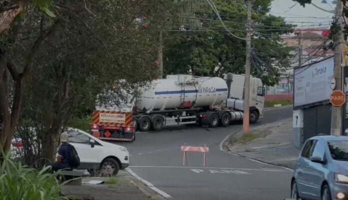 Caminhão com 73 toneladas quebra em alça de acesso da Av. Prestes Maia Caminhão com 73 toneladas quebra em alça de acesso da Av. Prestes Maia