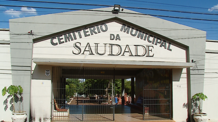 De acordo com informações preliminares, um funcionário comissionado do cemitério localizou uma vítima durante uma realização de atividades no local.