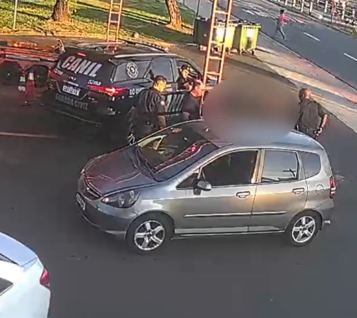 imagem Rapidamente, os guardas pegaram o bebê no colo e realizaram uma manobra de desengasgo, que foi decisiva para salvar a vida da criança.