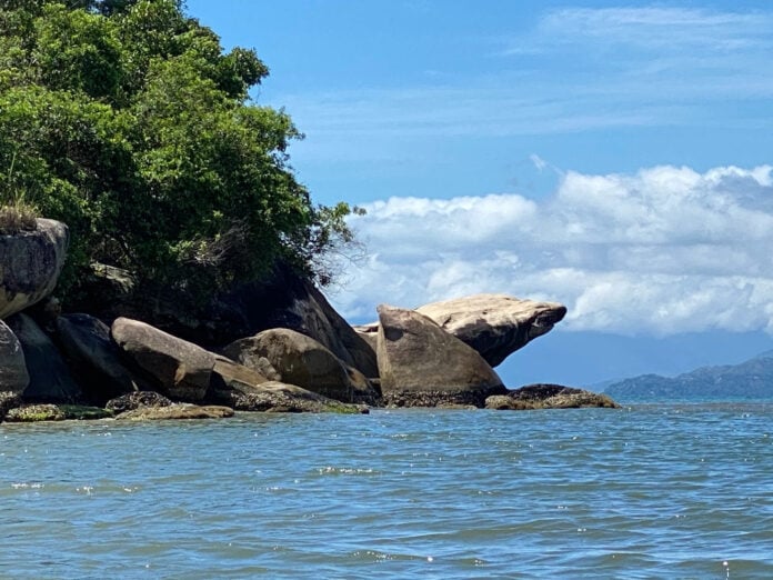 Turista de 33 anos é resgatado após saltar de pedra e se ferir em Caraguatatuba
