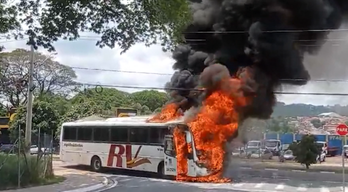 onibus Felizmente, o veículo estava vazio no momento do incêndio, e o motorista conseguiu sair do tempo, sem ferimentos.