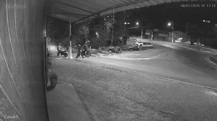 Homens armados roubam motociclista em frente a borracharia na região Homens armados roubam motociclista em frente a borracharia na região