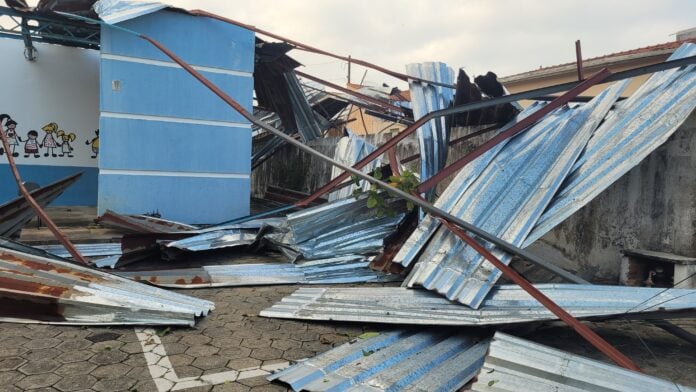 Escolas ficam destruídas e são interditadas após forte tempestade em Cachoeira Paulista Escolas ficam destruídas e são interditadas após forte tempestade em Cachoeira Paulista