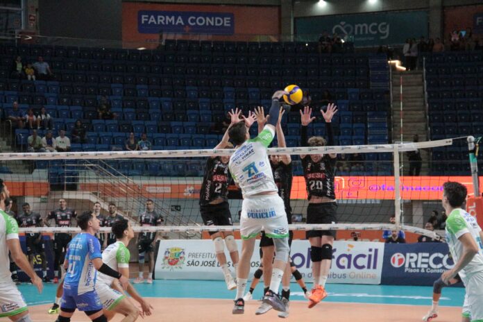 Com novo treinador, São José enfrenta o Joinville pela Superliga Masculina de Vôlei Com novo treinador, São José enfrenta o Joinville pela Superliga Masculina de Vôlei