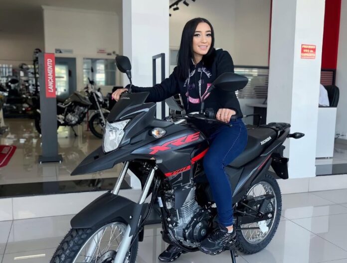 Influenciadora tem conta hackeada e golpistas pedem dinheiro aos seguidores