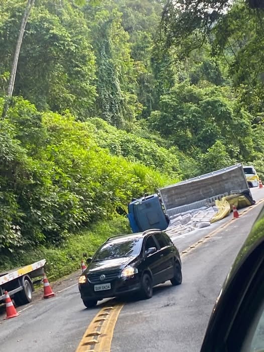 Caminhão tomba e interdita a Oswaldo Cruz por três horas, em Ubatuba Caminhão tomba e interdita a Oswaldo Cruz por três horas, em Ubatuba