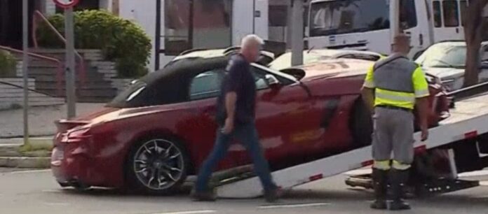 Carro de luxo fica destruído após bater em poste na região do Taquaral em Campinas