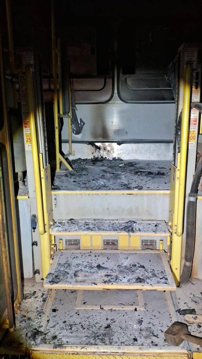 Vândalos colocam fogo em ônibus escolar dentro de pátio da prefeitura