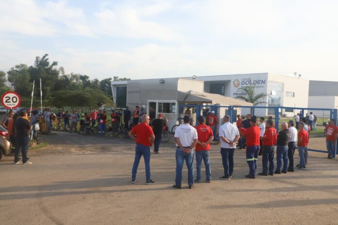 Trabalhadores de fábrica em Pindamonhangaba fazem protesto após morte de funcionário em acidente Trabalhadores de fábrica em Pindamonhangaba fazem protesto após morte de funcionário em acidente