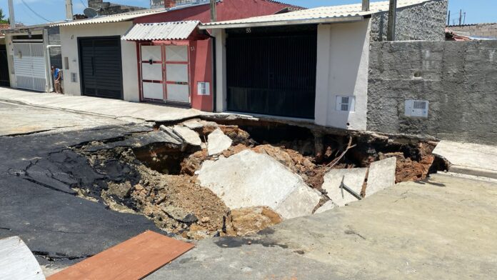 Nova cratera se abre em avenida no bairro Jardim Mourisco em Taubaté; residência teve que ser interditada Nova cratera se abre em avenida no bairro Jardim Mourisco em Taubaté; residência teve que ser interditada