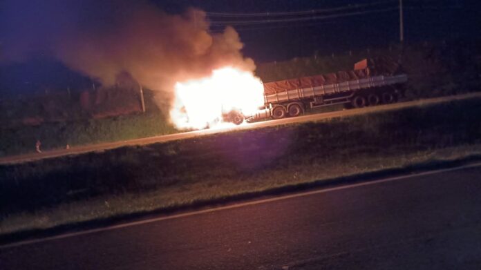 Acidente entre carreta e carro deixa um morto na Campinas-Mogi