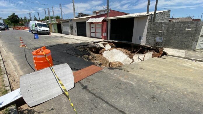 Segunda casa é interditada em avenida onde nova cratera se abriu no Jardim Mourisco, em Taubaté Segunda casa é interditada em avenida onde nova cratera se abriu no Jardim Mourisco, em Taubaté