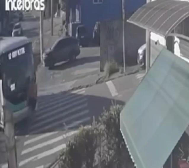 VÍDEO: Mãe e filho são atropelados por ônibus do transporte público de Taubaté VÍDEO: Mãe e filho são atropelados por ônibus do transporte público de Taubaté