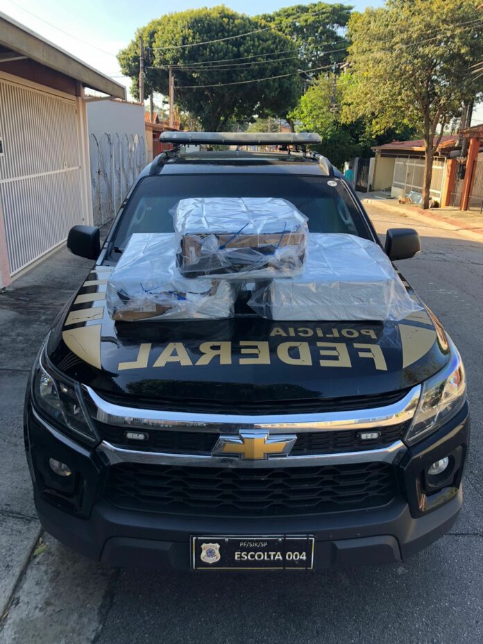 PF prende carteiro e comparsa suspeitos de desviar encomendas postais em São José PF prende carteiro e comparsa suspeitos de desviar encomendas postais em São José