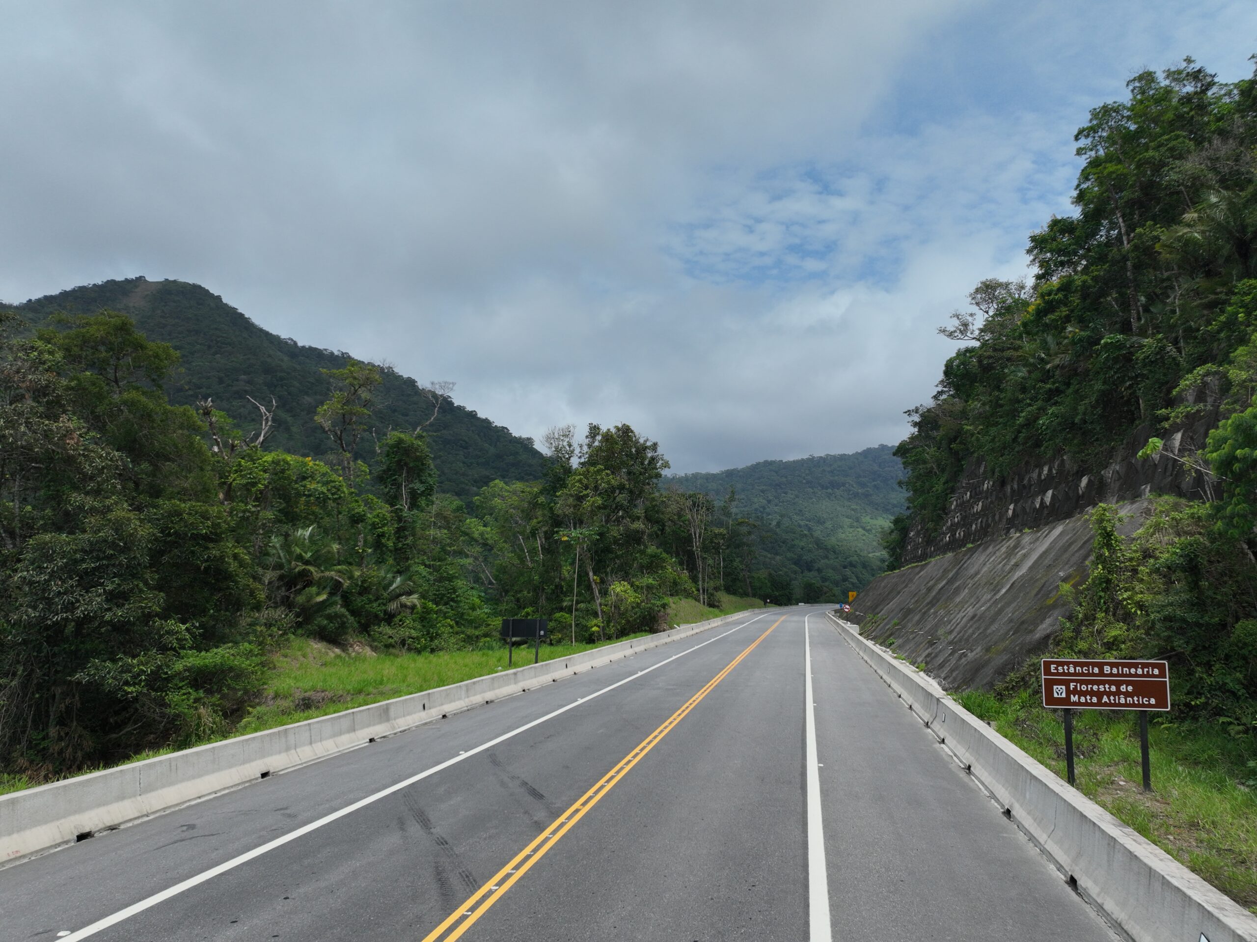 Acidente entre dois carros mata uma pessoa na Tamoios em Caraguatatuba Acidente entre dois carros mata uma pessoa na Tamoios em Caraguatatuba