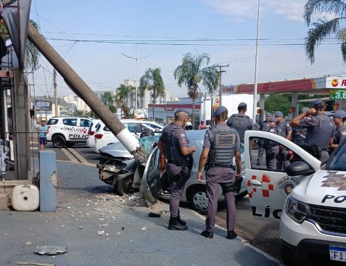 Imagem do WhatsApp de 2025-03-31 à(s) 05.22.18_d490c09e Mulher derruba poste e quase atropela policial ao tentar fugir de blitz