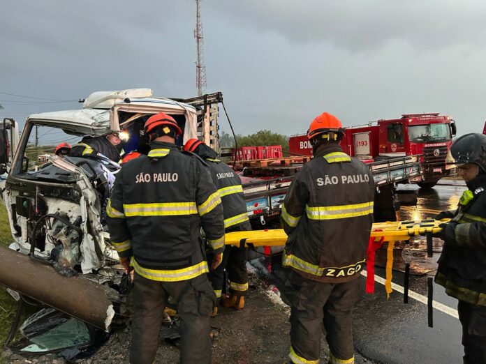 Caminhão bate em poste e motorista fica ferido em Pindamonhangaba Caminhão bate em poste e motorista fica ferido em Pindamonhangaba