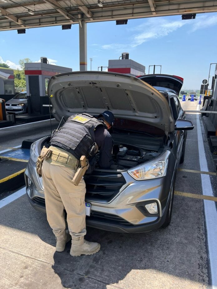 PRF recupera veículo roubado há mais de um ano na Via Dutra em Jacareí PRF recupera veículo roubado há mais de um ano na Via Dutra em Jacareí