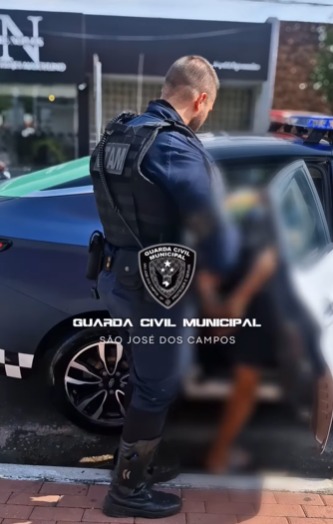 Homem é preso após ser flagrado furtando abrigo incendiado em São José Homem é preso após ser flagrado furtando abrigo incendiado em São José