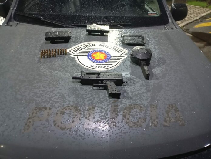 Dupla é presa após ser flagrada com submetralhadora em Pindamonhangaba Dupla é presa após ser flagrada com submetralhadora em Pindamonhangaba