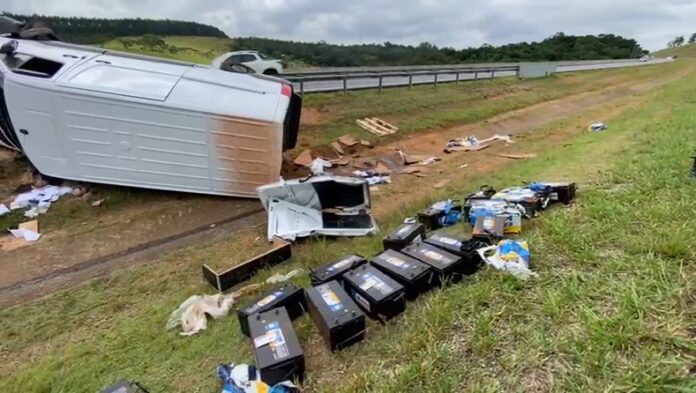 Van tomba e deixa uma pessoa ferida na Carvalho Pinto, em Caçapava