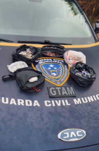 GCM prende homem com mais de 500 porções de drogas em São José GCM prende homem com mais de 500 porções de drogas em São José