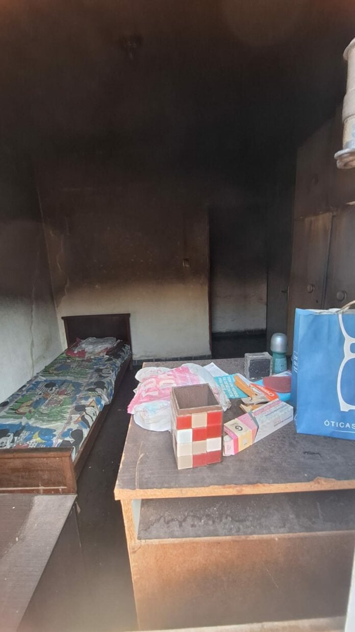 WhatsApp Image 2025-03-27 at 16.22.56 (3) o incêndio foi controlado antes de se espalhar para outros cômodos da casa. No entanto, a intensa fumaça contaminou todo o ambiente.