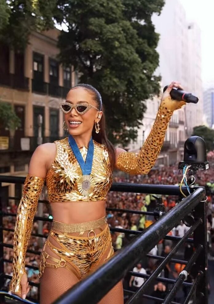 Anitta comanda megabloco e arrasta multidão no Rio de Janeiro