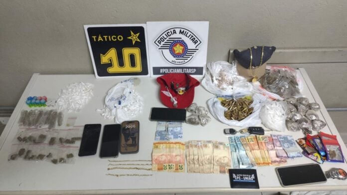 Ao perceberem a aproximação da viatura, os homens tentaram e chegaram a descartar celulares e a chave de um veículo.