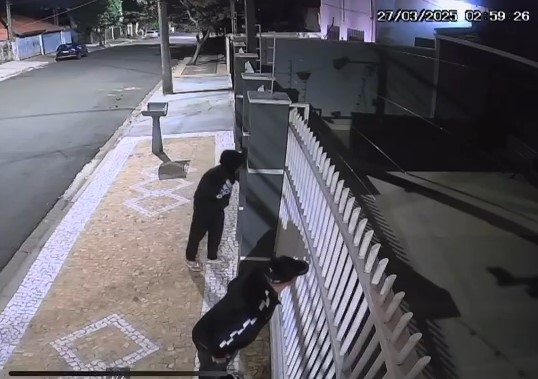Homens invadem casa e moradores acordam com latido dos cães Homens invadem casa e moradores acordam com latido dos cães