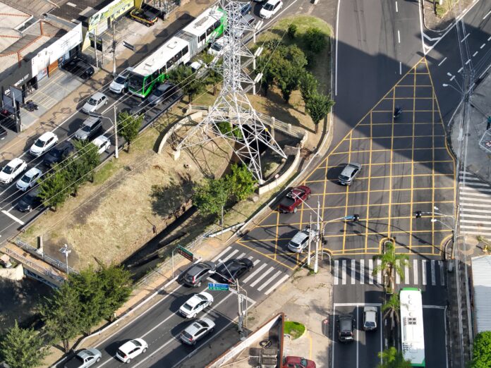 A combinação de álcool e direção ultrapassou o excesso de velocidade no ranking dos fatores de risco que motivaram os sinistros em vias urbanas. A combinação de álcool e direção ultrapassou o excesso de velocidade no ranking dos fatores de risco que motivaram os sinistros em vias urbanas.