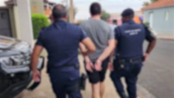 Professor é preso por abuso de adolescente em banheiro público Professor é preso por abuso de adolescente em banheiro público