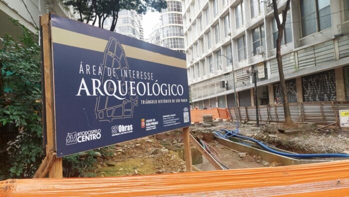 Tomates, abóbora e ratos crescem em buraco esquecido no centro de SP enquanto obra travada afunda comércio