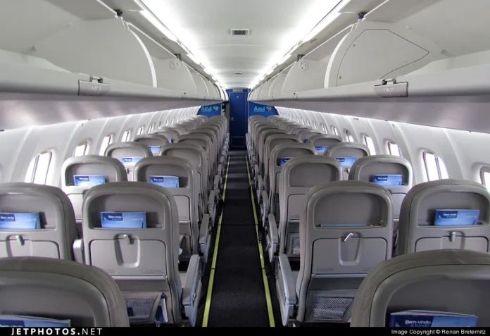 Militar tenta abrir porta de avião e atrasa voo que viria para Campinas Militar tenta abrir porta de avião e atrasa voo que viria para Campinas