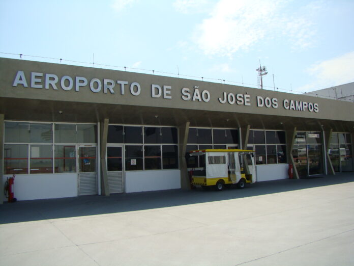 Avião da FAB sai de pista em aeroporto de São José dos Campos