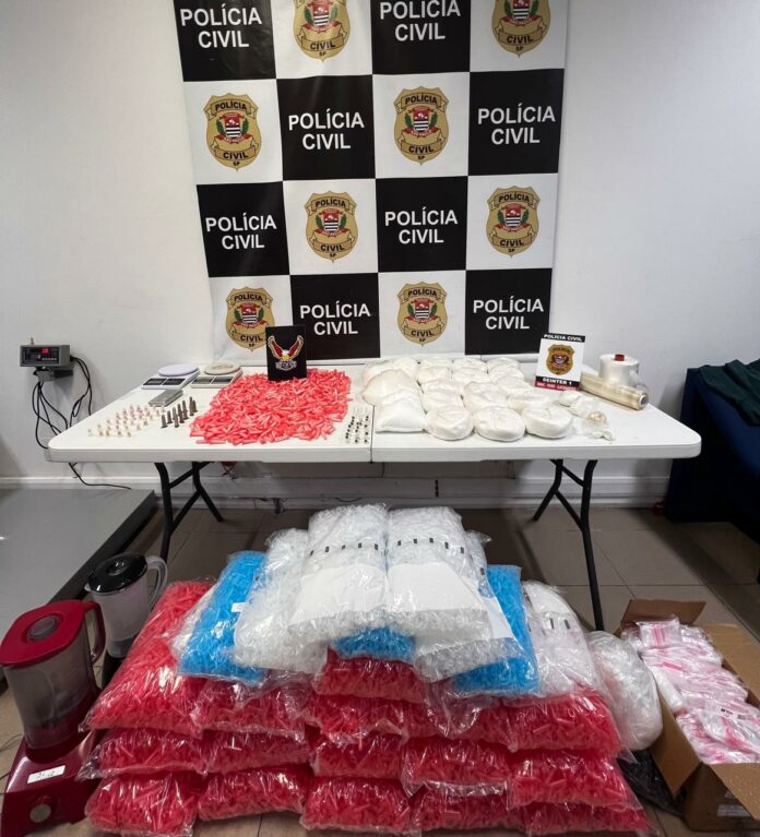 Trio é preso após Polícia estourar 'casa-bomba' na zona leste de São José Trio é preso após Polícia estourar 'casa-bomba' na zona leste de São José