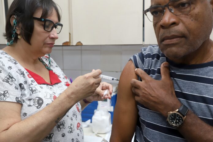 Campinas começa vacinação contra a gripe para grupos de risco Campinas começa vacinação contra a gripe para grupos de risco