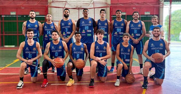 Da esquerda para a direita: Em pé: Giovanni, Márcio, Lincoln, Diego, Guilherme Parro, Rafael, João Pedro e técnica Vera Pipoca Göetz. Agachados: Victor, Caio, Pedrinho, Raphael, Guilherme, Calebe | Foto: Prefeitura de Araçatuba