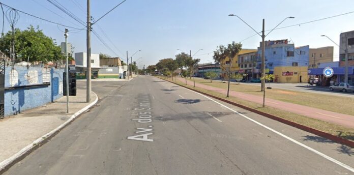 Carro bate em poste e deixa moradores sem energia em São José dos Campos Carro bate em poste e deixa moradores sem energia em São José dos Campos