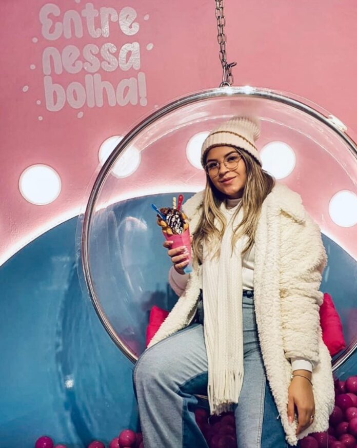 Cabeleireira de 24 anos morre depois de ser atingida por carro em semáforo