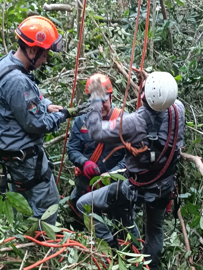 Mulher de 43 anos é resgatada após saltar de parapente e ficar presa em uma árvore, em Caraguatatuba Mulher de 43 anos é resgatada após saltar de parapente e ficar presa em uma árvore, em Caraguatatuba