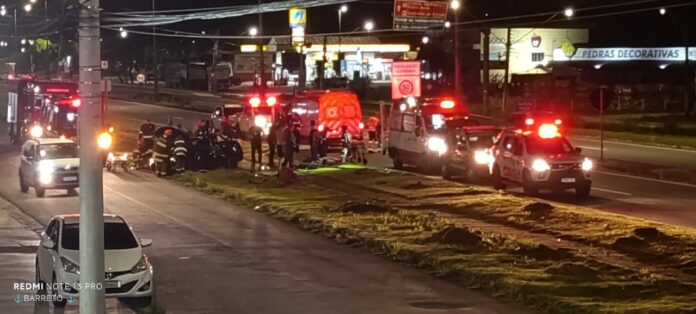 Quatro pessoas ficam feridas após carro capotar diversas vezes em Caraguatatuba