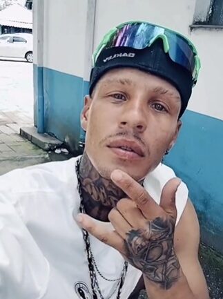 que divulgaria imagens íntimas, caso ela não obedecesse suas ordens.