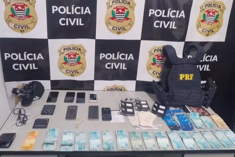 Quadrilha suspeita de fraudes bancárias é presa em veículo com compartimento secreto em rodovia do litoral de SP