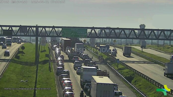 download (3) Batida entre caminhões provoca trânsito na Rodovia Dom Pedro